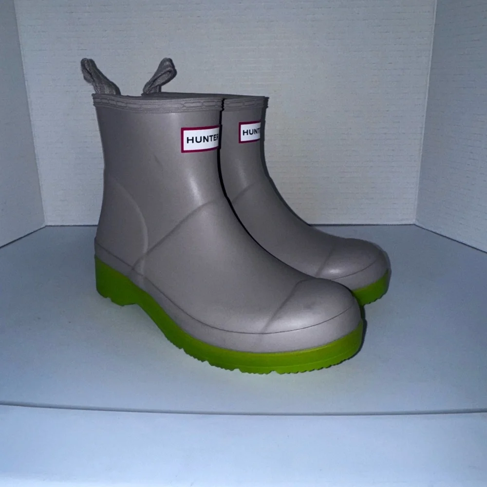 Hunter Play Short Grey Translucent Sole Rubber Rain Boots 6